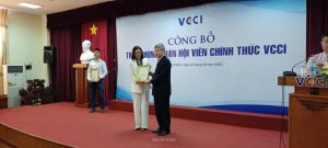 Bà Phạm Thị Xuân- Đại diện HILO GROUP nhận Giấy chứng nhận Hội viên chính thức của VCCI